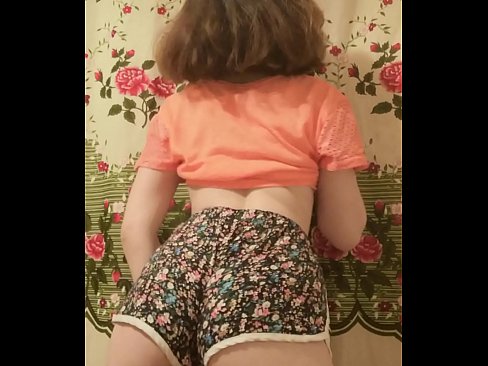 ❤️ Sexy ung babe tar av seg shortsen på kamera ❤️  Sex ved no.sex78.ru ❌️❤