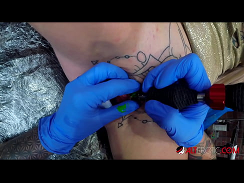 ❤️ Ekstremt tatovert hottie Sully Savage tok en tatovering på klitoris ❤️  Sex ved no.sex78.ru ❌️❤